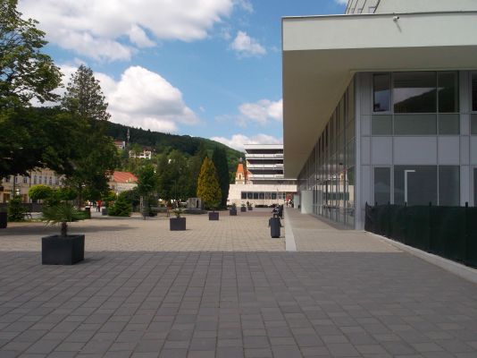 Nmestie Trenianske Teplice - vpravo hotel Krym