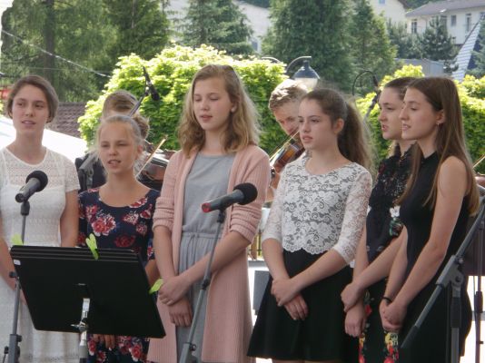 Nmestie Trenianske Teplice - Vystpenie iaok a iakov udovej koly umenia v Trenianskych tepliciach 14. 6. 2017